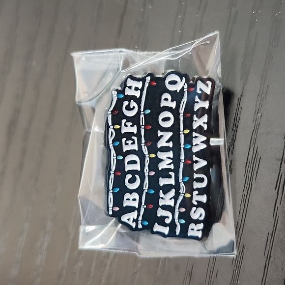 Stranger Things Enamel Pin - Picture 4 of 4
